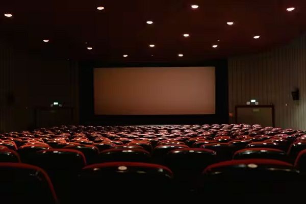 कभी सोचा है बॉलीवुड की फिल्में अक्सर शुक्रवार को ही क्यों रिलीज होती है? ये है कारण