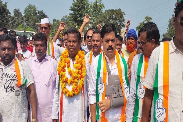 कांग्रेस प्रत्याशी विक्रम मंडावी के नामांकन दाखिल में उमड़ा विशाल जनसैलाब 