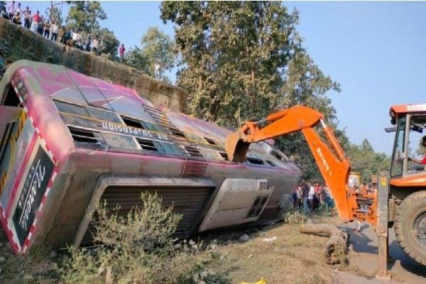 प्रयागराज जा रही बस हादसे का शिकार, दो की मौत, 40 घायल