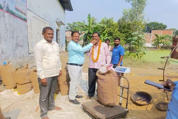 चुनाव नतीजों के बाद धान बेचने किसान पहुंचने लगे उपार्जन केंद्र, माला पहनाकर स्वागत