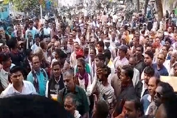 भुगतान के बदले पैसे मांग रहे बैंक कर्मचारी, शिकायत लेकर थाने पहुंचे किसान...