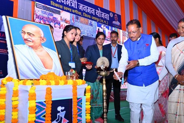 मुख्यमंत्री श्री विष्णु देव साय ने राष्ट्रपिता महात्मा गांधी जी के तैल्यचित्र पर दीप प्रज्ज्वलित कर माल्यार्पण के साथ कार्यक्रम का शुभारंभ किया