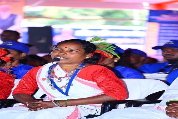 प्रधानमंत्री श्री नरेंद्र मोदी ने विभिन्न योजनाओं के तहत लाभान्वित हितग्राही पहाड़ी कोरवा श्रीमती मनकुंवारी बाई से सीधा संवाद किया