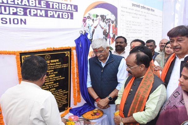 केंद्रीय मंत्री श्री शेखावत ने किया 12 कमार बसाहट को जोड़ने 9 करोड़ 64 लाख रुपए लागत के सड़कों का भूमिपूजन