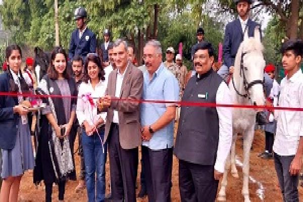 बेमेतरा कलेक्टर ने निजी स्कूल में किया "द चेतक" हॉर्स-राइडिंग क्लब और "उड़ान" का उद्घाटन