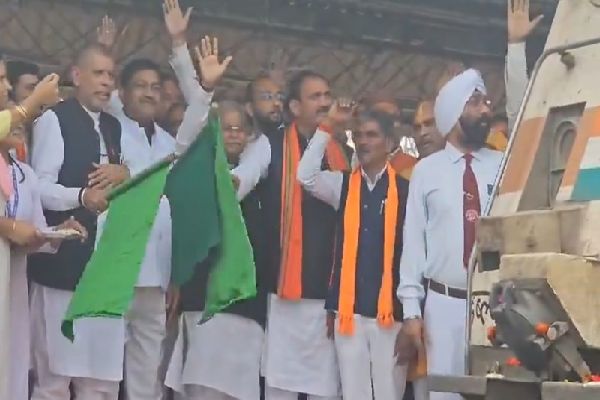 अब इंतजार कि घड़ी खत्म, आस्था स्पेशल ट्रेन अयोध्या रवाना