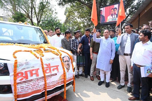  मुख्यमंत्री श्री विष्णुदेव साय ने श्रम वैन को झंडी दिखाकर किया रवाना