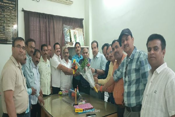  तृतीय वर्ग शासकीय कर्मचारी संघ गरियाबंद के पदाधिकारी नवनियुक्त जिला शिक्षा अधिकारी से मिले 