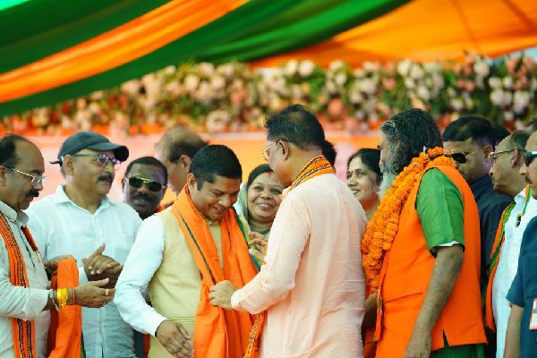 आम आदमी पार्टी के प्रदेश अध्यक्ष रहे कोमल हूपेंडी भाजपा में हुए शामिल, मुख्यमंत्री ने पार्टी का गमछा पहनाकर किया स्वागत