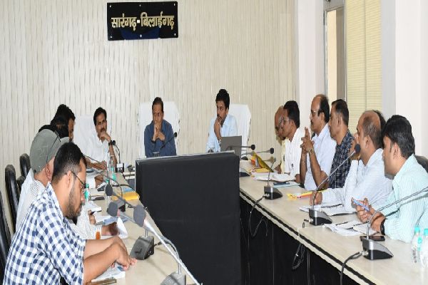 कलेक्टर श्री धर्मेश साहू ने विद्युत, पेयजल, सौर ऊर्जा और समग्र शिक्षा हेतु बैठक ली 