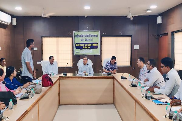 कलेक्टर ने ली छात्रावास अधीक्षकों की बैठक