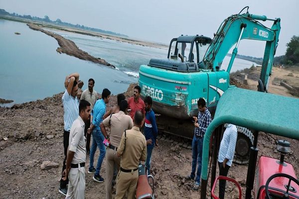 सारंगढ़ जिले में एक हाइवा और चैन माउंटेन मशीन सहित बड़ी मात्रा में अवैध रूप से भण्डारित रेत जब्त