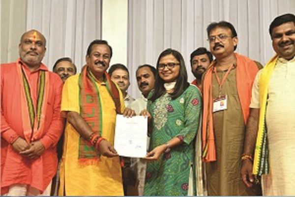 भाजपा प्रत्याशी ने कलेक्टर से लिया जीत का प्रमाण पत्र