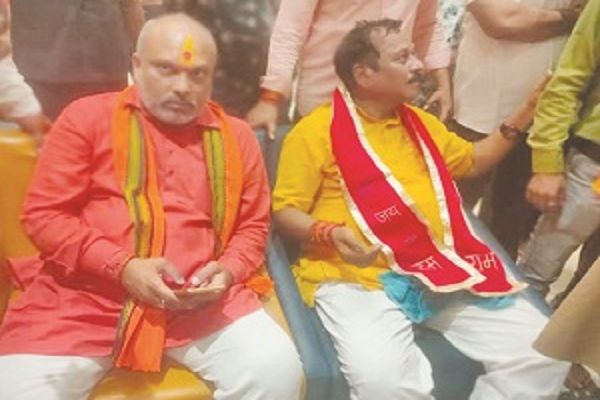 जीत के बाद विजय बघेल को बधाई देने उमडे लोग