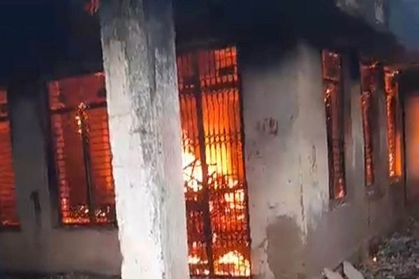 धमतरी में नगर निगम स्कूल में लगी आग
