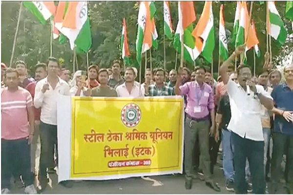 25 हजार रुपए प्रतिमाह वेतन सहित कई मांगों को लेकर बीएसपी के ठेका श्रमिकों ने हल्ला बोला