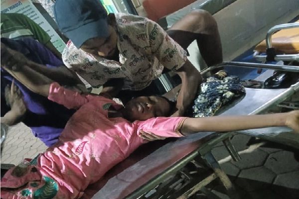 सेल्फी के चक्कर में पुल से नीचे गिरी युवती, अस्पताल में भर्ती...