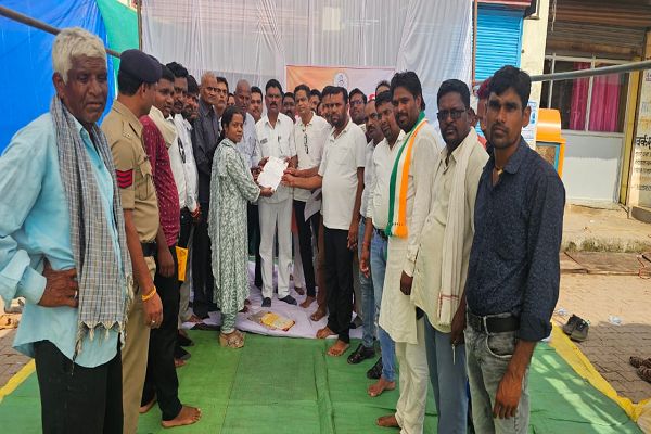 बिजली दरों में वृद्धि और अघोषित कटौती के विरोध में कांग्रेस का धरना