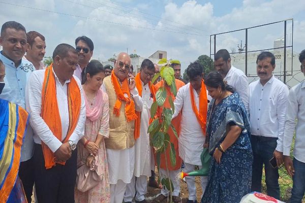 देशवासियों से एक पेड़ मां के नाम लगाने का आह्नान किया था