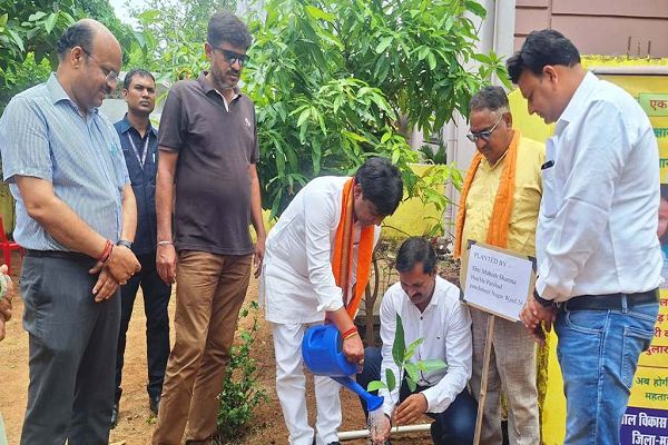 सभी आंगनबाड़ी केन्द्रों में &rsquo;एक पेड़ माँ के नाम&rsquo; अभियान के तहत पौधरोपण