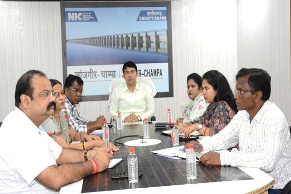 कॉन्फ्रेंसिंग के माध्यम से जिले में डायरिया से बचाव के लिए सभी जिला स्तरीय एवं विकासखंड स्तरीय अधिकारियों की बैठक ली