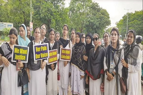 महिलाओं ने उठाई आवाज-बलात्कारियों को हो फांसी