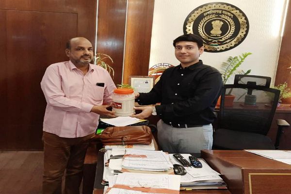 प्रगतिशील कृषक राम प्रकाश ने की कलेक्टर से मुलाकात