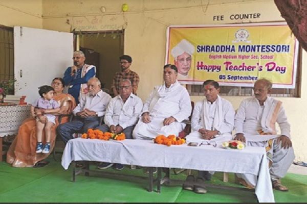 पूर्व राज्यमंत्री कुरैशी ने किया मान्टेसरी इंग्लिश मीडियम स्कूल के शिक्षकों का सम्मान