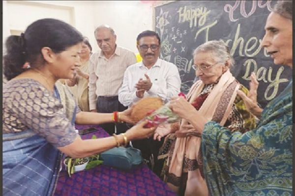 आदर्श कन्या उच्चतर माध्यमिक विद्यालय में सेवानिवृत्त प्राचार्य एवं व्याख्याता का किया गया सम्मान