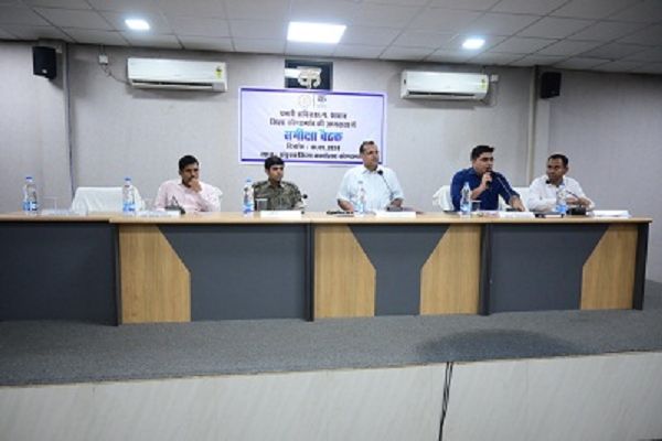 कोण्डागांव में प्रभारी सचिव ने की विकास कार्यों की समीक्षा बैठक