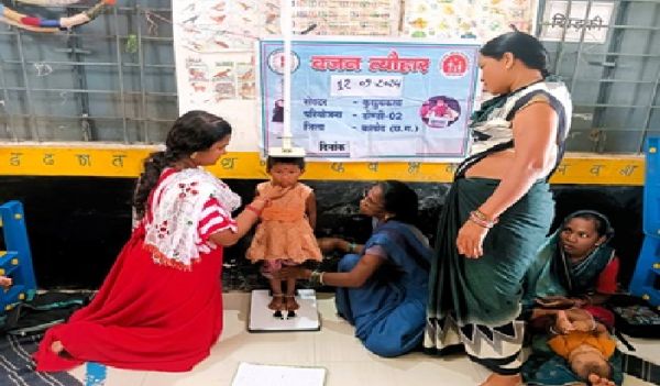 जिले के आंगनबाड़ी केन्द्रों में वजन त्यौहार का हुआ शुभारंभ