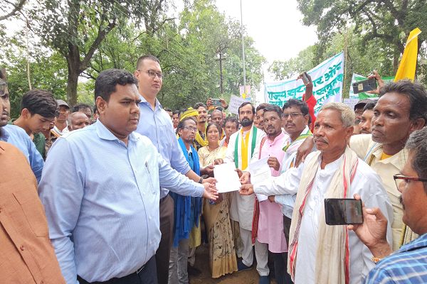 उदंती सीतानदी टाइगर रिजर्व कार्यालय का किया घेराव,