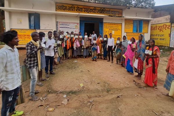 कलेक्टर के निर्देश पर पण्डो कृषकों के बन रहे केसीसी