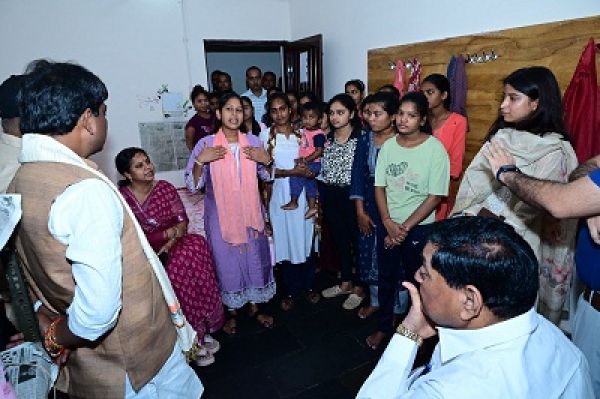 प्रभारी मंत्री एवं खाद्य मंत्री दयाल दास बघेल ने कन्या छात्रावास मचेवा का किया आकस्मिक निरीक्षण