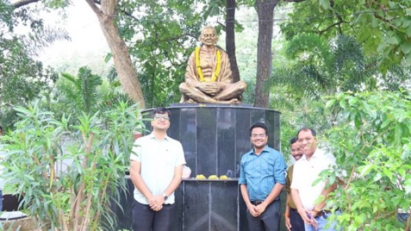 महात्मा गांधी की प्रतिमा पर कलेक्टर ने दी पुष्पांजलि