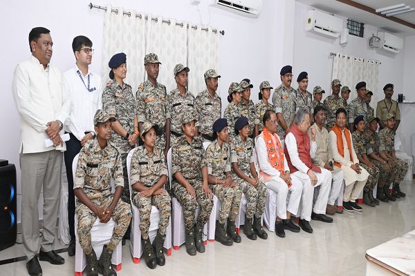 हैलिपेड स्थित विश्रामगृह में मुख्यमंत्री श्री विष्णुदेव ने सुरक्षा बलों के जवानों से किया संवाद  शासन की पुनर्वास नीति से बने पुलिस कर्मियों ने बताया अपना अनुभव