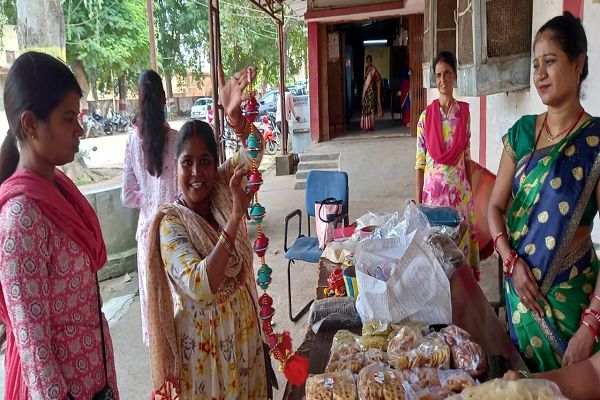 गोबर से बन रहा सजावटी समान स्व-सहायता समूह की महिलाओं द्वारा।