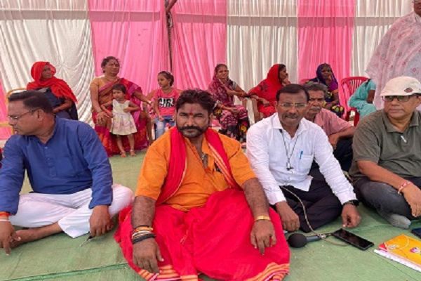 सुपेला गदा चौक से देशी शराब दुकान हटाने धरना