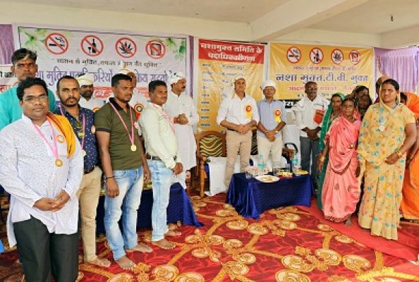 ग्रामीणों द्वारा चलाए जा रहे नशामुक्ति अभियान से अभिभूत हुए कलेक्टर, एसपी एवं जनप्रतिनिधि