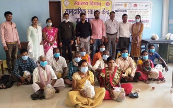 विश्व खाद्य दिवस पर माकड़ी में टीबी रोगियों को पोषण आहार वितरित