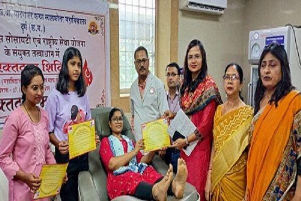 रक्तदान शिविर में कलेक्टर ने भी किया रक्तदान