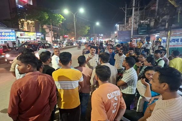 रात को घूमना करों बंद... नशे से रहें दूर, छात्रों के बीच पहुंचे एसपी, दी नसीहतें और करियर गाइड लाइन, आज के युवा कल के भविष्य