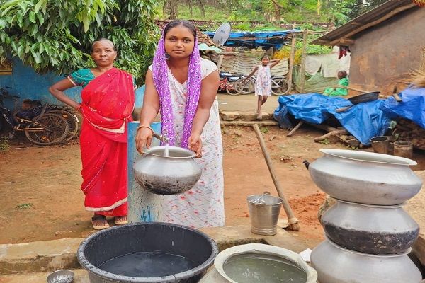 सिर पर मटकी लेकर लंबे सफर से घोड़ाटोली के निवासियों को मिली निजात