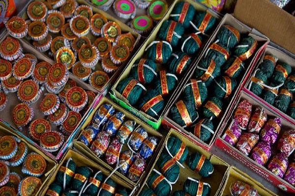 आज से शहर के तीन स्थानों में शुरू हो जाएगा पटाखा दुकान मुंगेली नाक स्थित ग्रीन गार्डन, सीएमडी कालेज ग्राउंड के साथ बुधवारी बाजार में लगेगी दुकाने