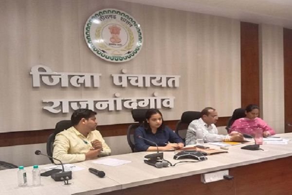 जिला पंचायत सीईओ ने विभिन्न योजनाओं एवं कार्यक्रमों के क्रियान्वयन एवं प्रगति की समीक्षा की