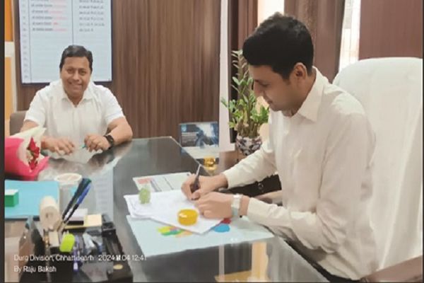 सुमित अग्रवाल ने लोकेश चन्द्राकर से चार्ज लेकर संभाला पदभार