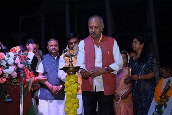 सांसद बृजमोहन अग्रवाल ने जिला स्तरीय राज्योत्सव का दीप प्रज्जवलन कर किया शुभारंभ
