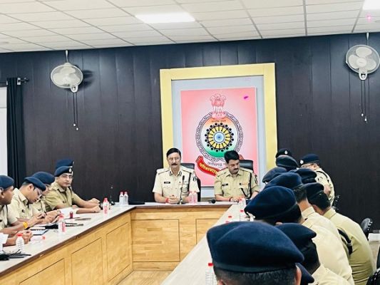 आईजी ने पुलिस अधिकारियों की ली बैठक, अपराधियों को कड़ी कार्यवाही के दिए निर्देश