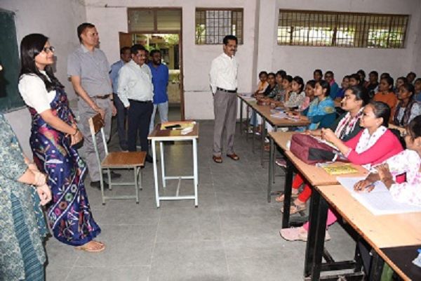 संभागायुक्त एवं कलेक्टर ने कन्या महाविद्यालय का किया औचक निरीक्षण
