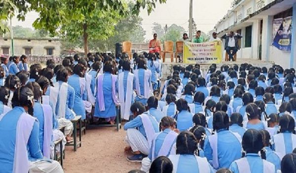 स्कूली छात्र-छात्राओं को बाल विवाह एवं बेटी बचाओ बेटी पढाओ विषय पर किया गया जागरूक